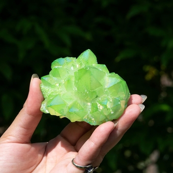 Crystal Cluster Titanium Coated Geode Green Druzy Healing Stone for Home Decoration Gemstone Specimen Agate Natural Rock Stone Aura Quartz Gift (0.4-0.48 LB), Green